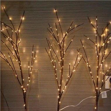 LED-valaistut puiden oksat